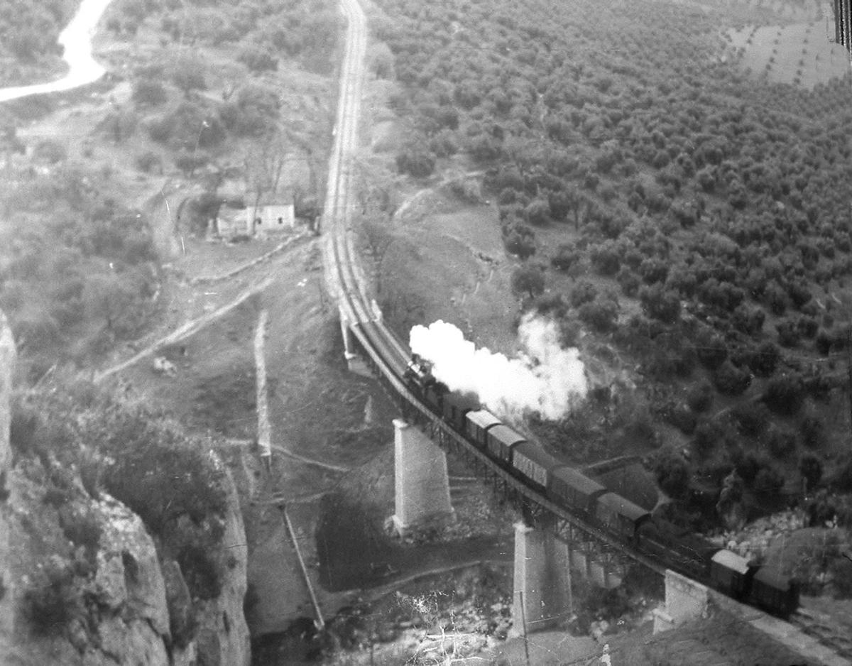 Imagen aérea del Tren del Aceite pasando por un viaducto de la provincia de Córdoba en el año 1960.