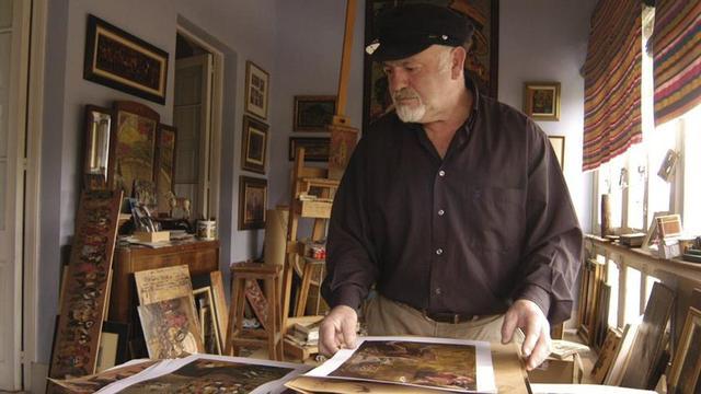 Díaz de Orosia, junto a algunos de sus cuadros, en la Casa Rosa de La Guía.  | ÁNGEL GONZÁLEZ