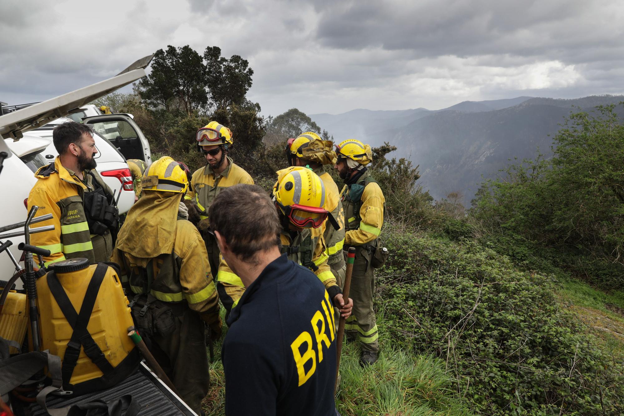 Trabajos de extinción de incendios en Valdés