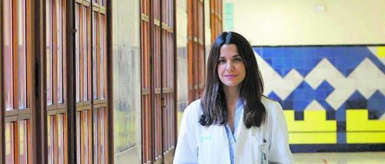 Amaya Carceller, en los pasillos del hospital Provincial, donde se tratan los adultos con trastornos alimentarios. | ANDREEA VORNICU