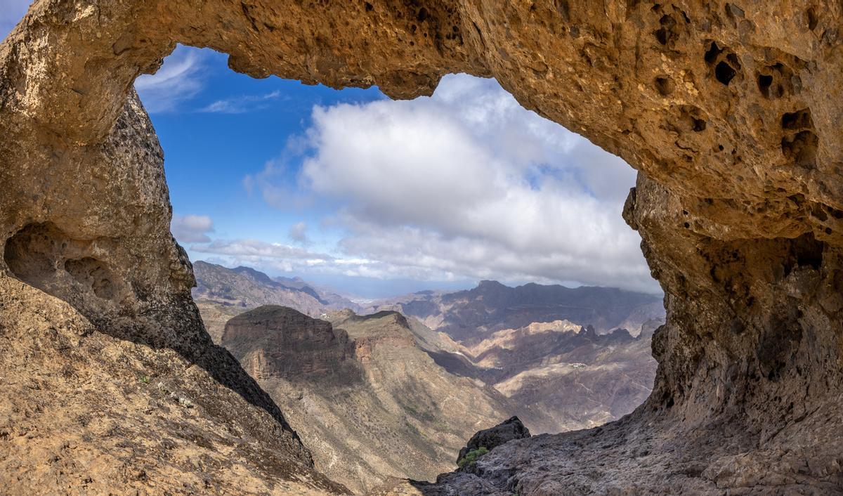 Un paisaje volcánico con más de 1.500 cuevas en medio de una isla.