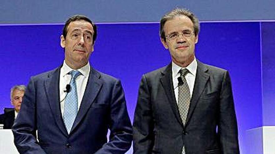 Gonzalo Gortázar y Jordi Gual, ayer, en la junta.