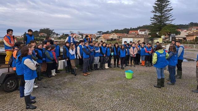 Retirada de redes en la playa de Abilleira.