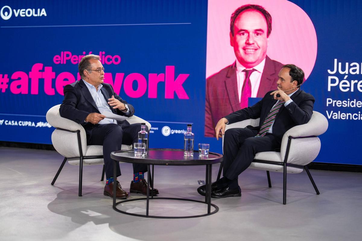 Barcelona. 14/06/2026 Política. Afterwork en Casa Seat con Juanfran Pérez Llorca, presidente de la Comunitat Valenciana, y Albert Sáez, director de El Periódico, durante un encuentro sobre actualidad política y económica. Foto: Zowy Voeten / El Periódico.