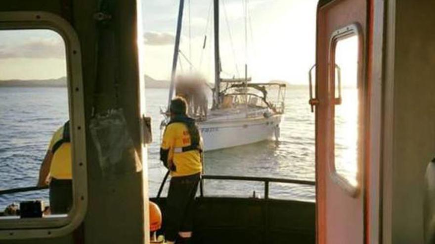 Remolcan un velero que sufrió una avería cerca de Isla de Lobos