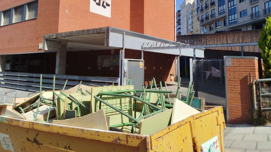Decenas de mesas y pupitres frente a un colegio, en un contenedor | FdV