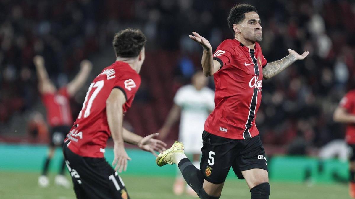 Omar Mascarell abre los brazos para celebrar su gol ante el Elche.