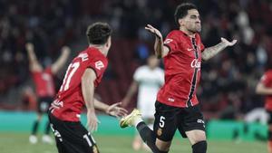 Omar Mascarell abre los brazos para celebrar su gol ante el Elche.