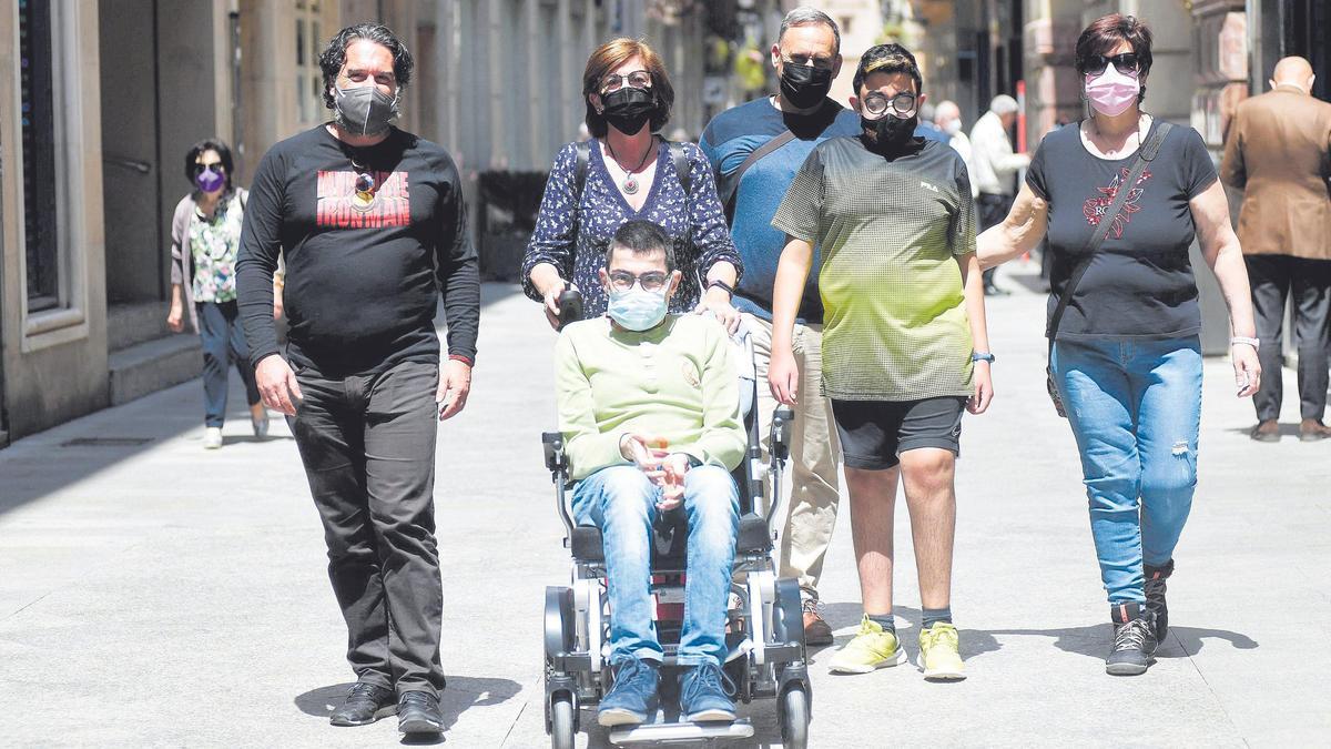 El abogado murciano, Fernando Losana (i), junto a José Luis, Óscar y sus respectivos padres.