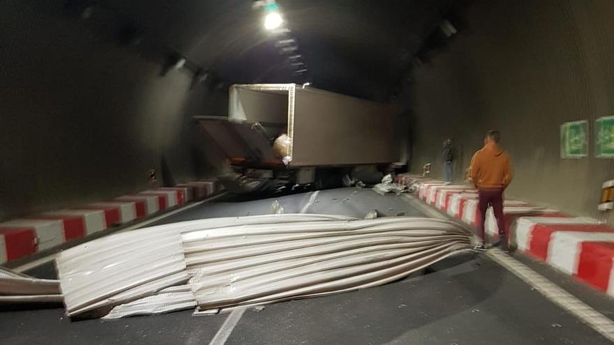 Accidente de un camión en un túnel de la A-45 de Málaga