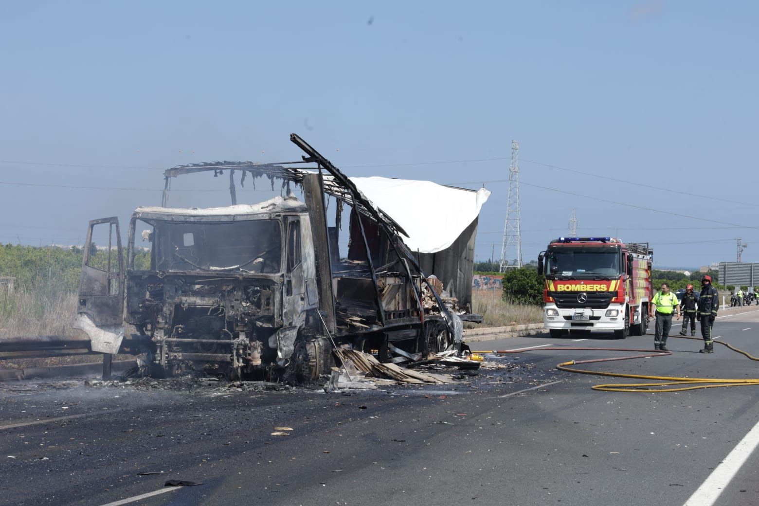 Accidente en la AP-7: Dos camiones chocan a la altura de La Vilavella