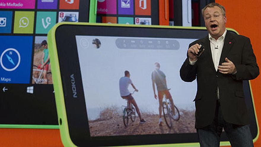 Stephen Elop, consejero de Nokia, presenta el Lumia 630.