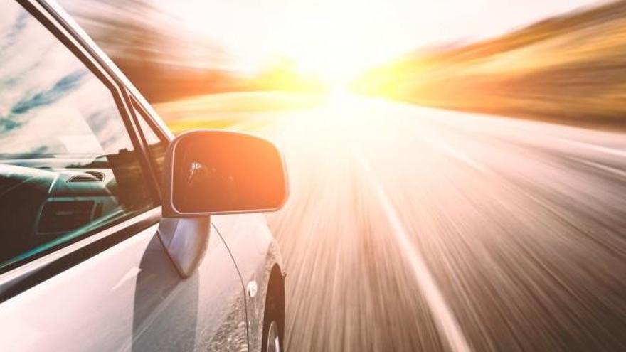 Conducir un coche que está a 35º es tan peligroso como circular con cinco cervezas