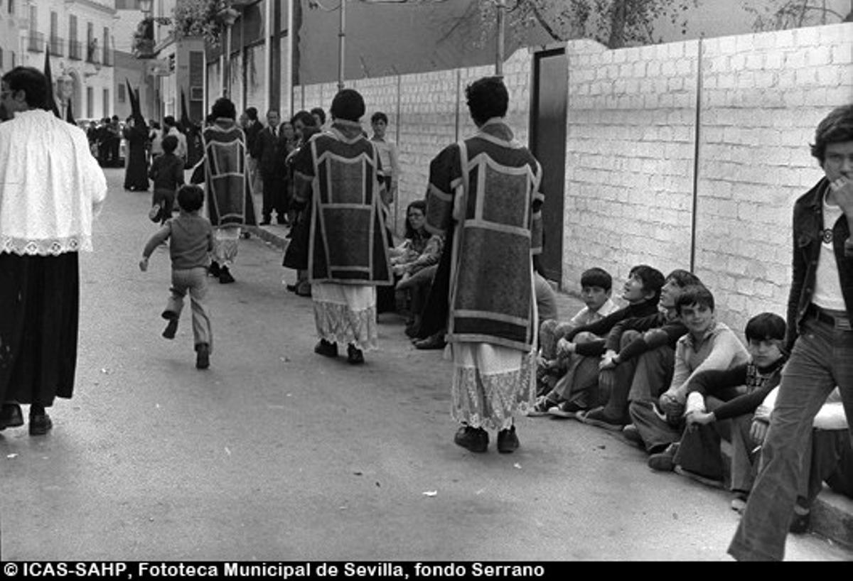 Los ciriales de la Hermandad del Buen Fin anuncian la llegada del paso. 1976 Los ciriales de la Hermandad del Buen Fin anuncian la llegada del paso. 1976