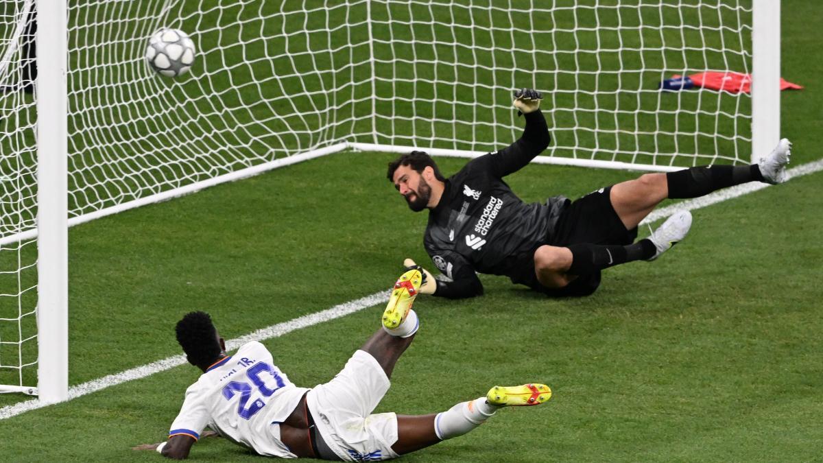 Vinicius Jr ante Alisson Becker en la final de la Champions 2021/22 Liverpool-Real Madrid