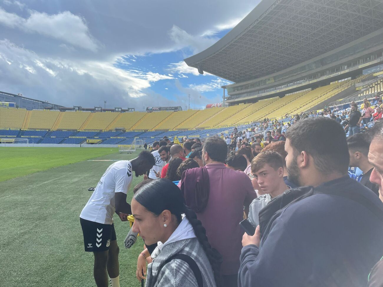 Los aficionados presencian el entrenamiento de la UD Las Palmas