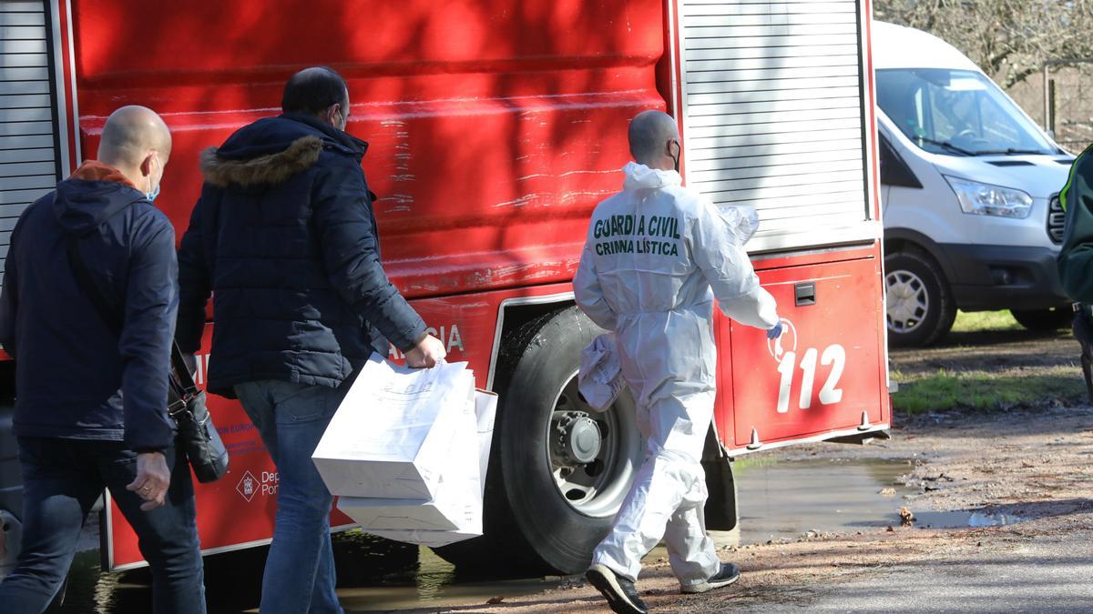 Las labores de investigación de la Guardia Civil en O Porriño, este lunes.