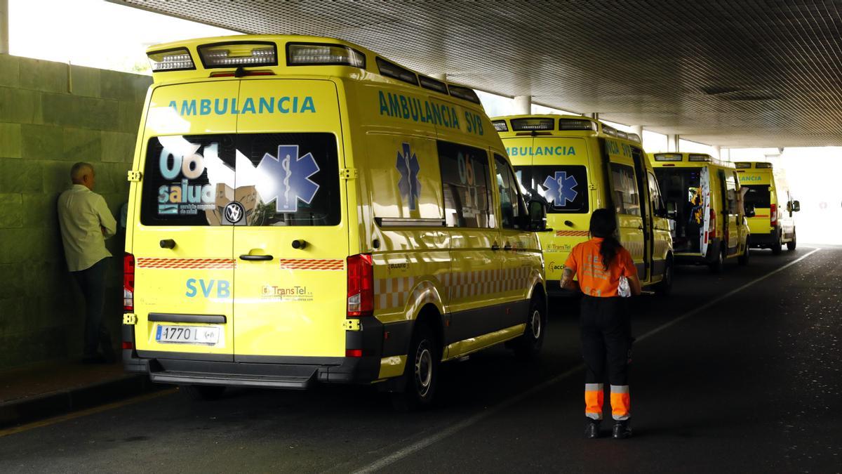 Varias ambulancias en las puertas de las Urgencias del Miguel Servet, en Zaragoza.
