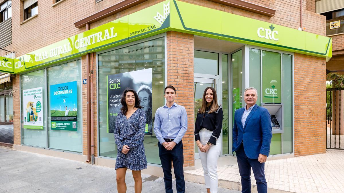 Exteriores de la nueva oficina y los profesionales que trabajarán por y para los vecinos de La Vila Joiosa.