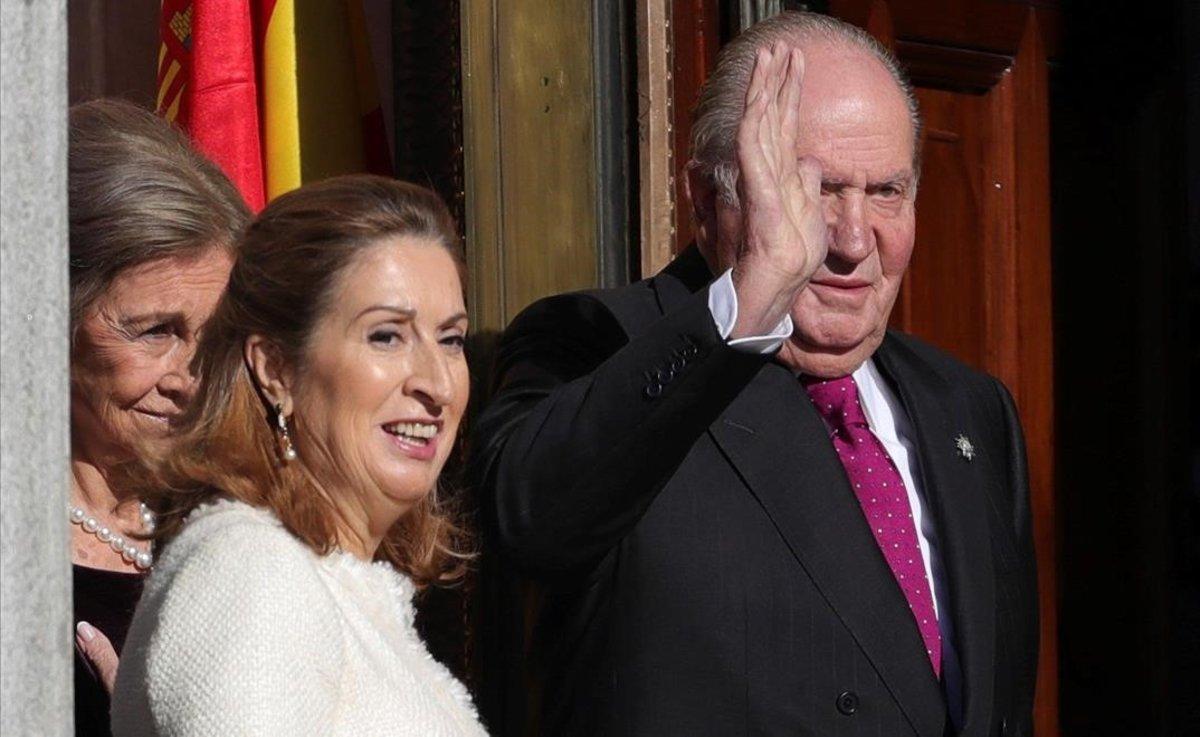 El Rey emérito Juan Carlos I y la presidenta del Congreso, Ana Pastor.
