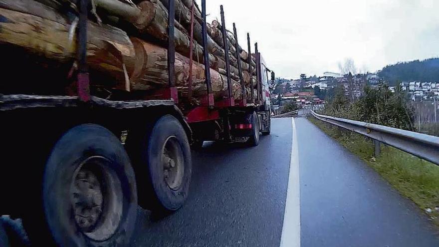 Camión denunciado, que grabó un ciclista en el momento de ser adelantado. // Masa Crítica