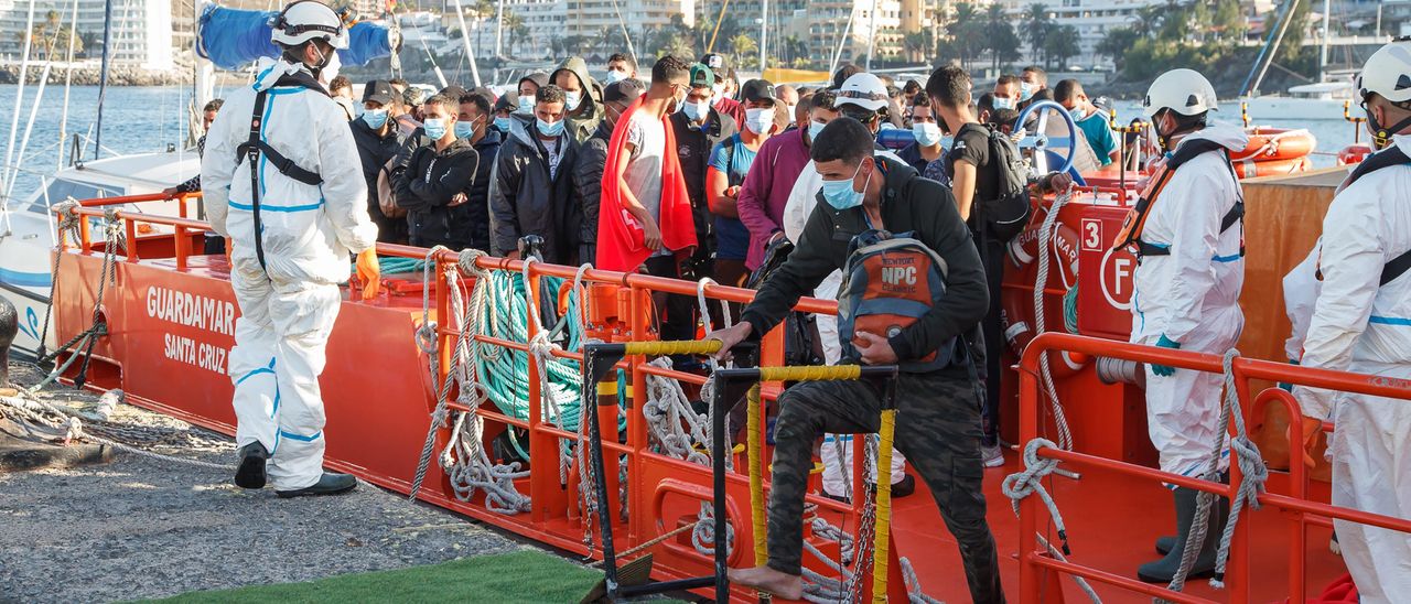 Tras lado de migrantes interceptados en aguas canarias.