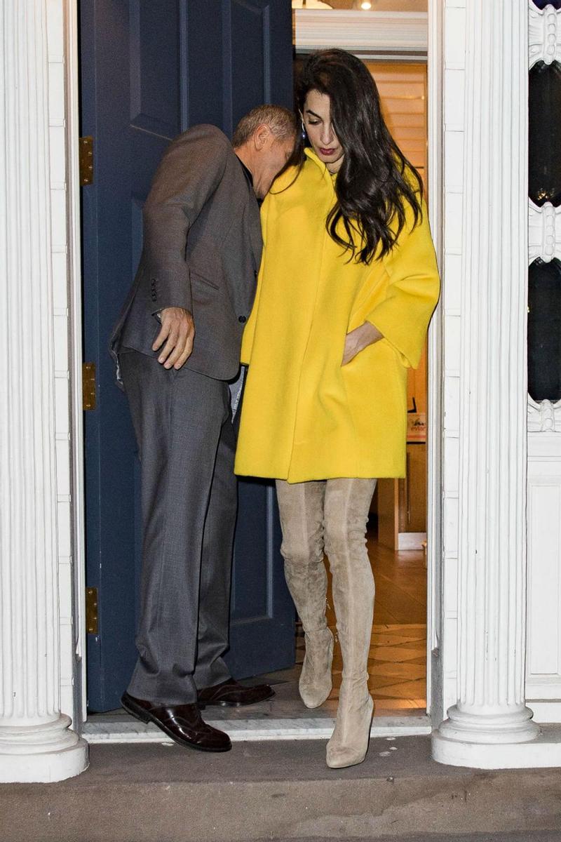 Amal Clooney con abrigo amarillo y botas XL