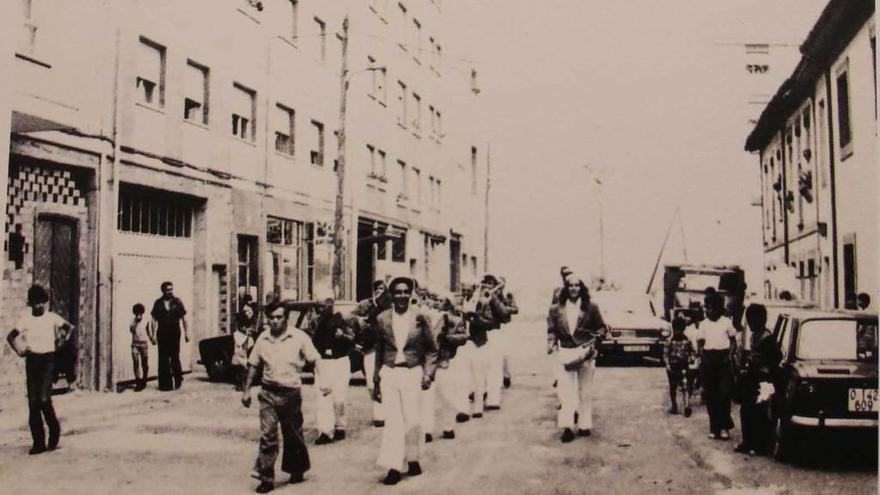 Foto publicada en LA NUEVA ESPAÑA en 1989 para denunciar el mal estado de algunas calles de Lugones.