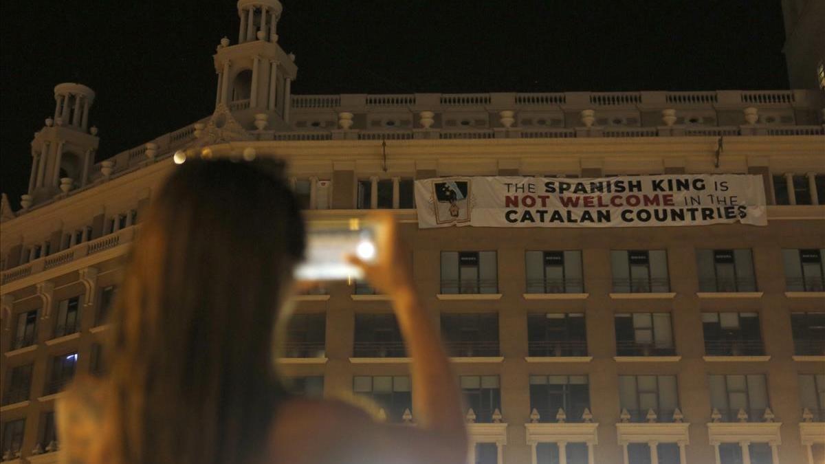 16 08 2018 pancarta contraria al rey felipe en Plaza Catalunya