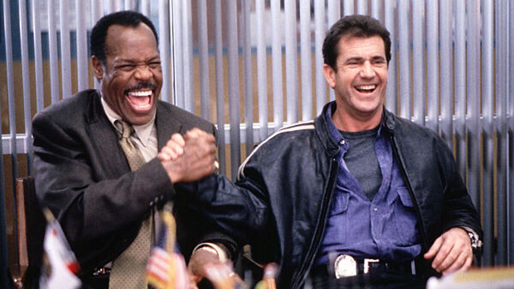 Mel Gibson (izquierda) y Danny Glover, como los detectives de policía