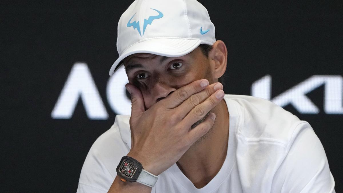 Rafael Nadal während der Pressekonferenz nach dem Match. Geschwächt von einer Verletzung ist Titelverteidiger bei den Australian Open bereits in der zweiten Runde ausgeschieden. Foto: Mark Baker, dpa