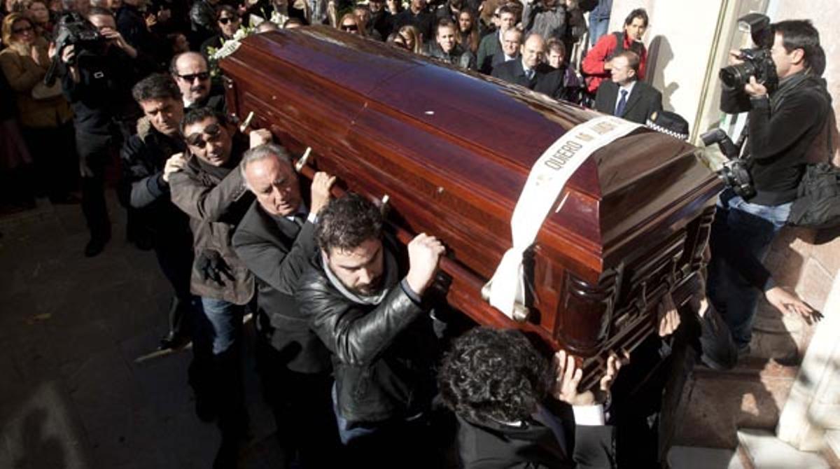 El Teatro Isabel la Católica s’ha convertit en una capella ardent, a la qual han assistit 2.000 persones que es volien acomiadar de l’artista, nascut al barri de l’Albaicín.