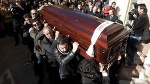 El Teatro Isabel la Católica s’ha convertit en una capella ardent, a la qual han assistit 2.000 persones que es volien acomiadar de l’artista, nascut al barri de l’Albaicín.