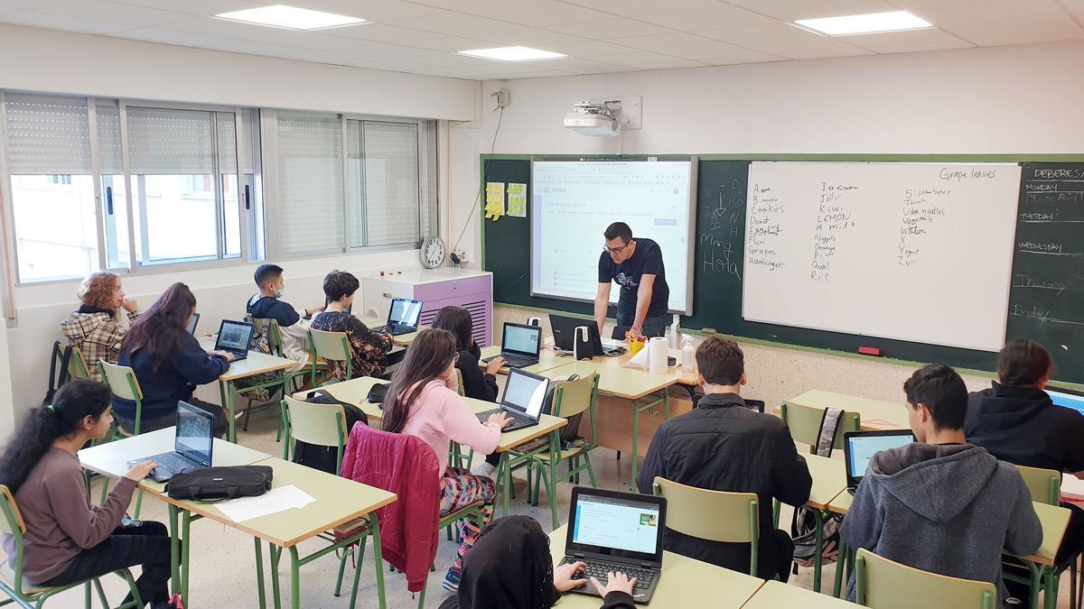 Alumnos con portátiles en una clase de un instituto en una imagen de archivo