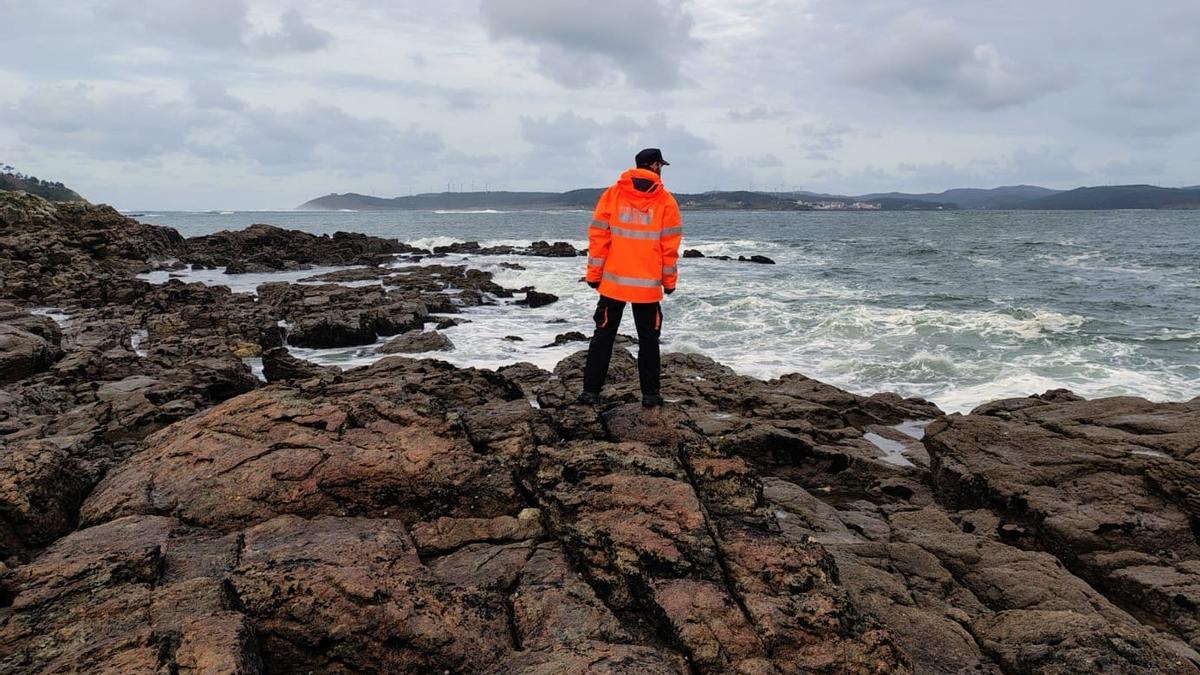 Voluntarios de Protección Civil y Policía Local rastrearon, sin éxito, la costa.