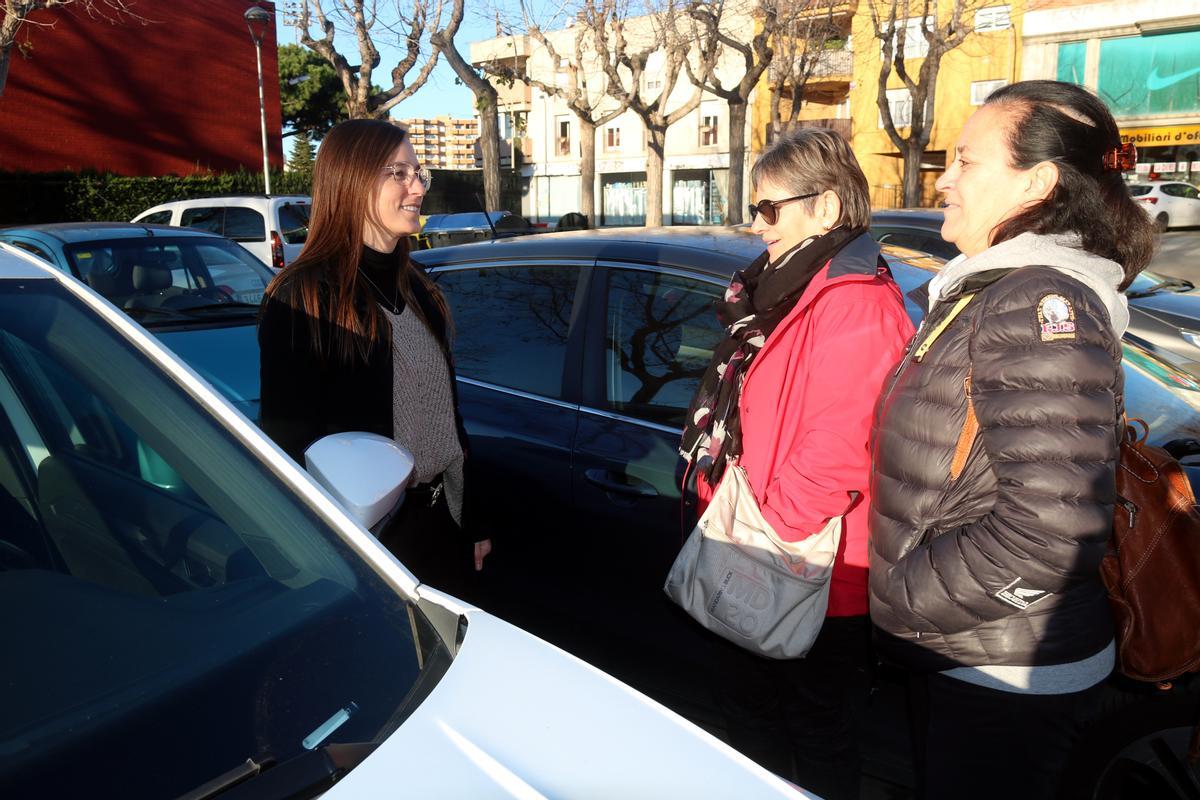 L'Eva recollint dues veïnes de Palafrugell amb qui ha contactat a través de l'aplicació BlaBlacar