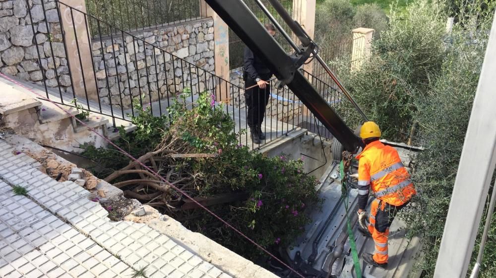 Rescatada una conductora cuyo coche se ha precipitado en Ibiza