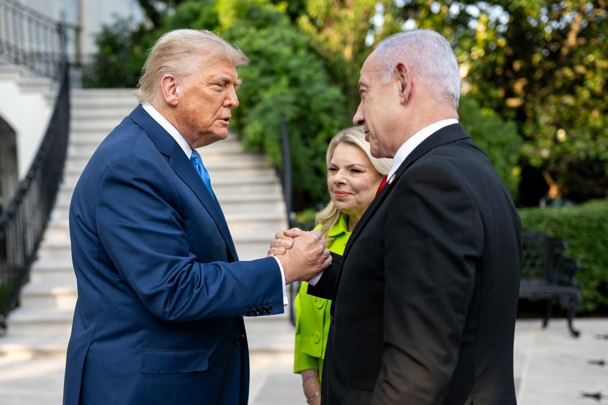 Archivo - FILED - 07 July 2025, US, Washington: US President Donald Trump (L) receives Israeli Prime Minister Benjamin Netanyahu and his wife Sara at the South Portico of the White House. Photo: Daniel Torok/White House/dpa - This official White House pho