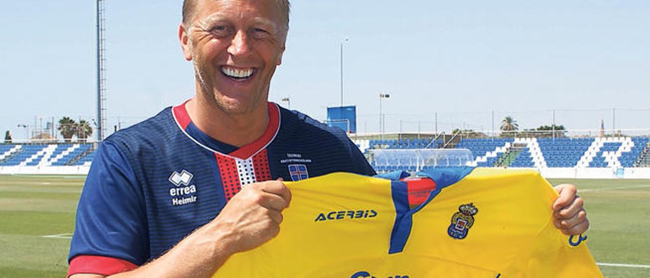 El seleccionador nacional de Islandia, ayer, en el campo de Pinatar Arena posa con la nueva equipación de la UD