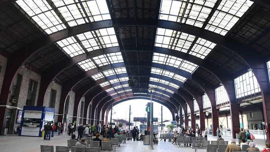 Pasajeros en la estación de tren de A Coruña.