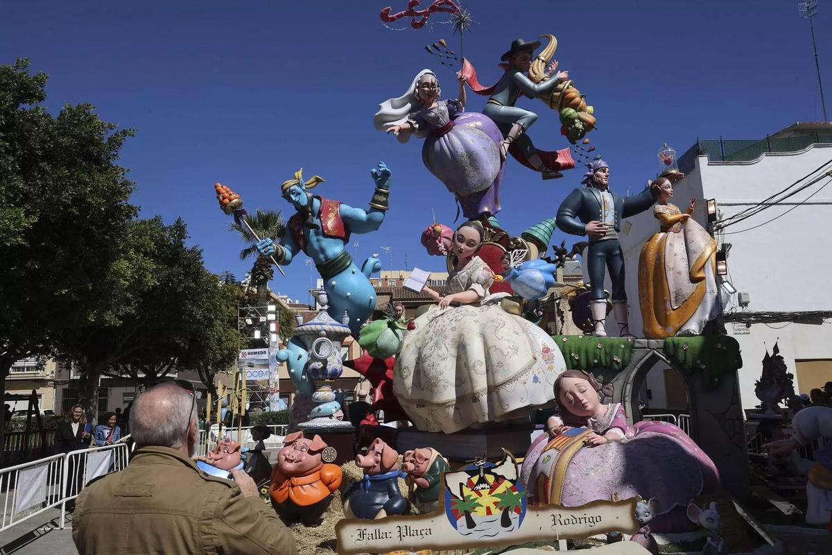 Monumento grande de la falla Plaza Rodrigo.