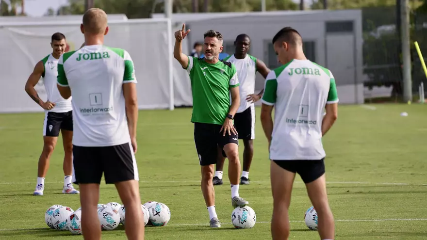 Sonrisas y concentración en el primer entrenamiento del Córdoba CF en Oliva