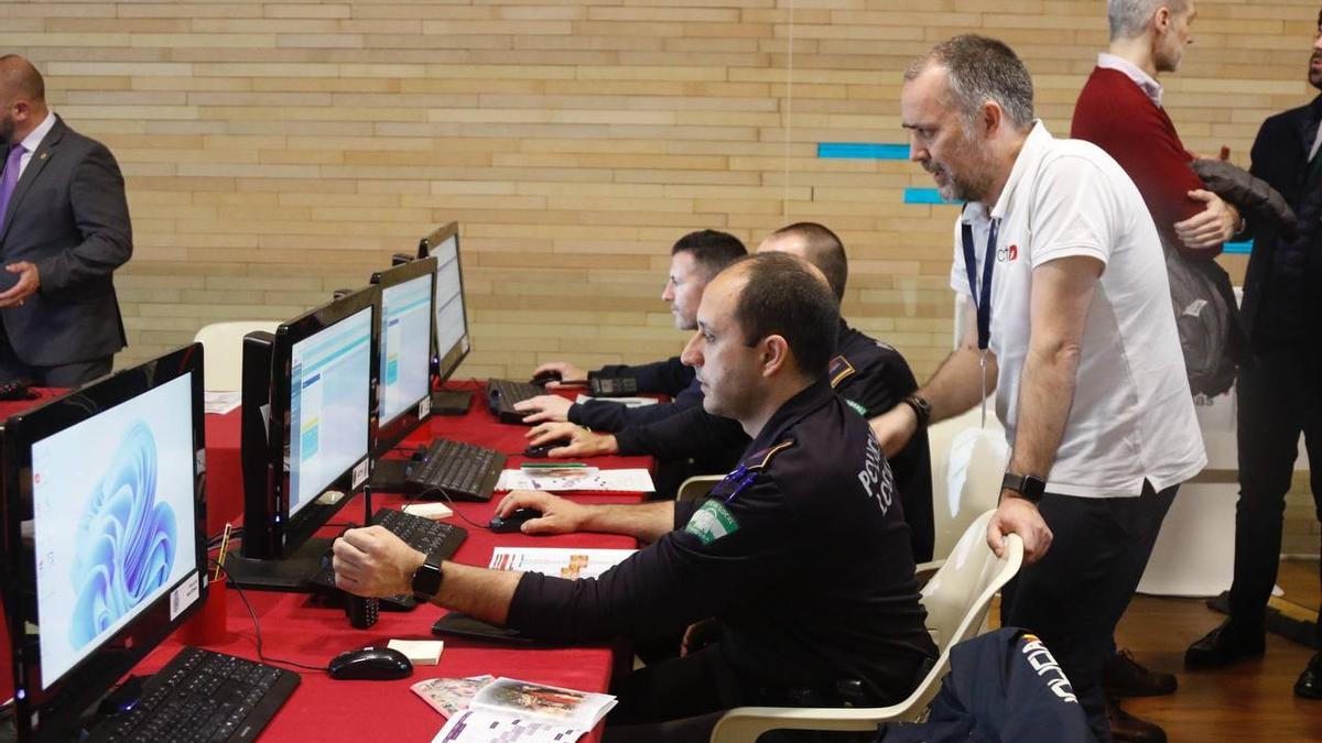 Efectivos en el Centro de Coordinación Operativo el Lunes Santo.