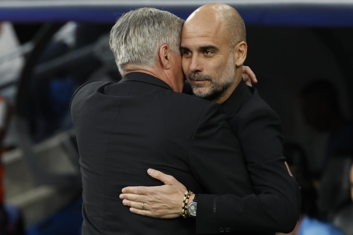 Pep Guardiola y Carlo Ancelotti se saludan, antes del partido de ida de las semifinales de la Champions en el Bernabéu.