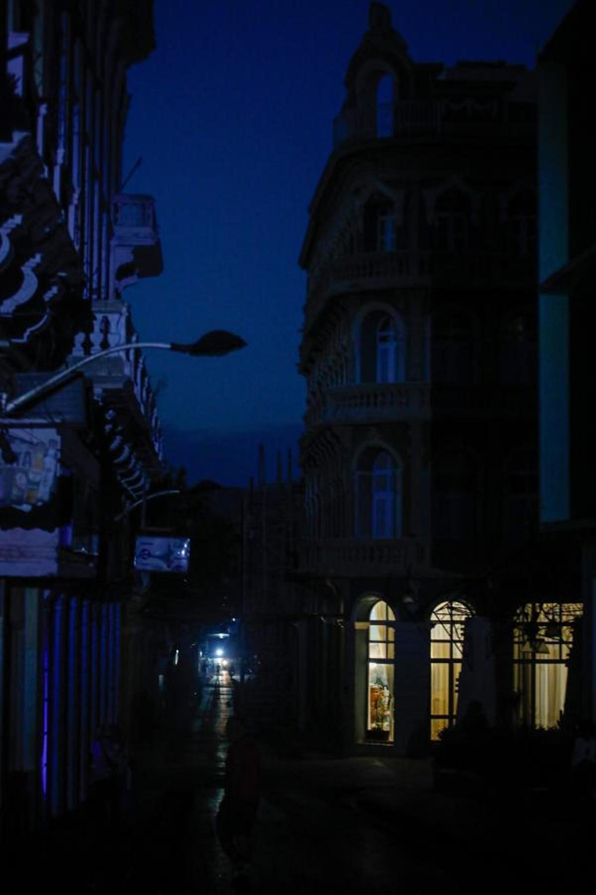 Vista de una calle durante un apagón en Santiago de Cuba, el 14 de mayo de 2026. El gobierno cubano atribuyó a Estados Unidos la situación “particularmente tensa” de su red eléctrica, mientras el este del país sufrió otro corte generalizado ese mismo día. Washington ha ofrecido nuevamente 100 millones de dólares en ayuda, que el gobierno de la isla se muestra “dispuesto” a considerar.