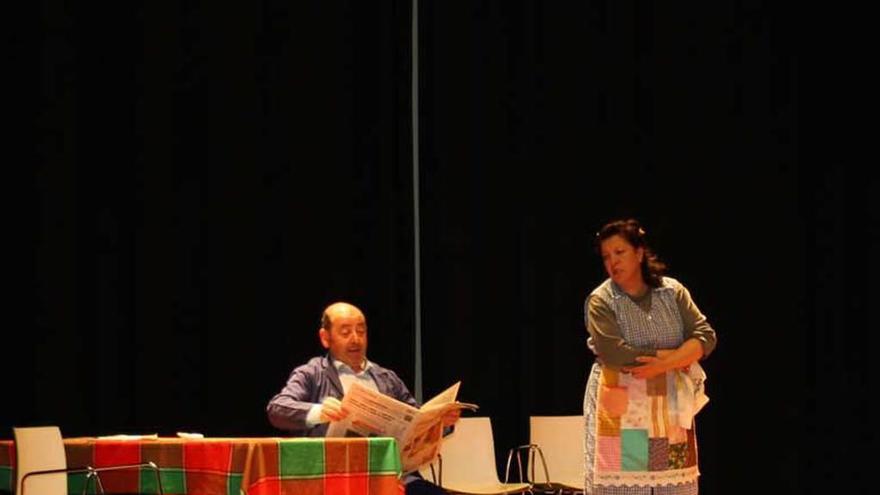 Los mayores rejuvenecen el teatro en Moreda