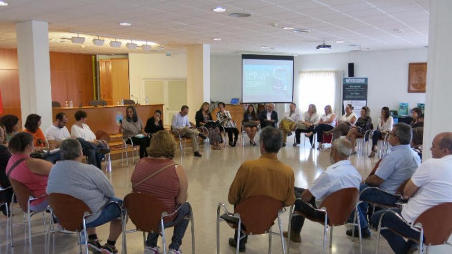 La mesa de la salud pública reúne a los colectivos sanitarios