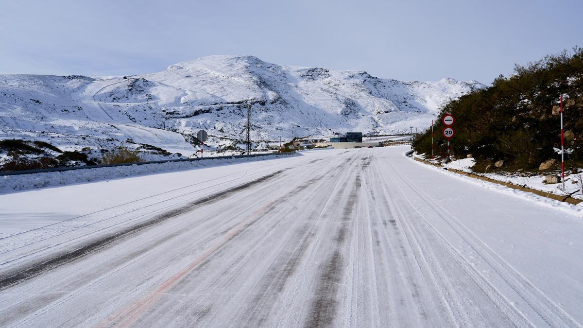 Archivo - Una carretera nevada en la estación de esquí y montaña de Alto Campoo, a 5 de diciembre de 2023, en Brañavieja, Cantabria (España).
