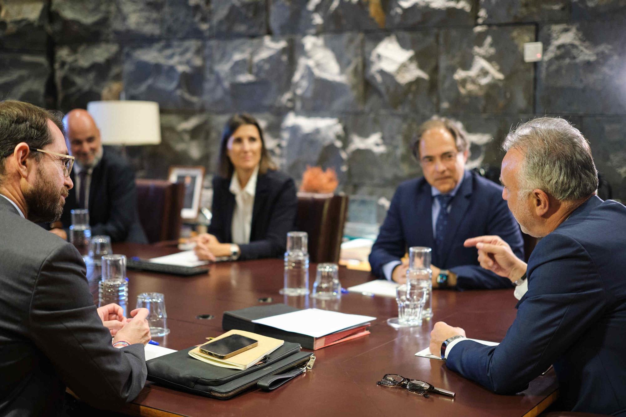 Reunión de responsables de Philip Morris con Ángel Víctor Torres