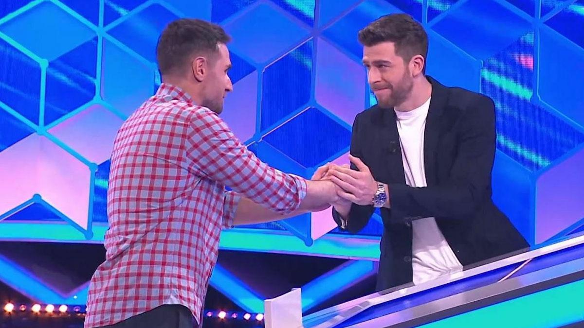 Rodrigo Vázquez junto a un concursante de 'El cazador'